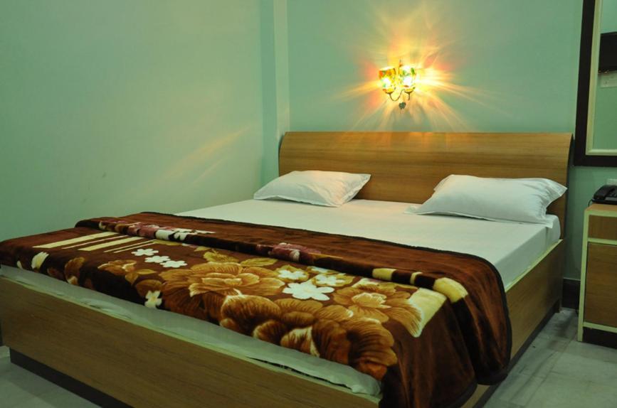 Hotel Kiran Palace Varanasi Room photo